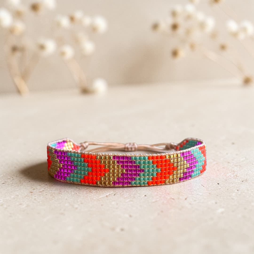Flat lay bracelet Iori orange et fuchsia tissé à la main en Provence - ATMY Bijoux