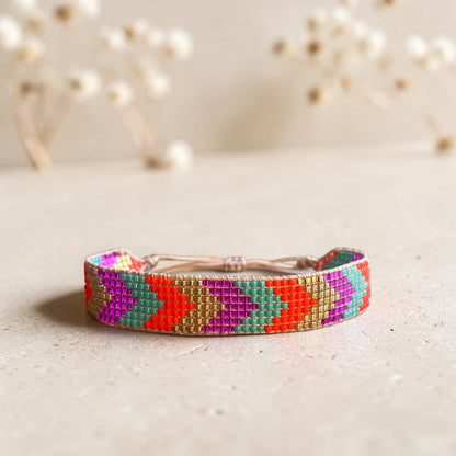 Flat lay bracelet Iori orange et fuchsia tissé à la main en Provence - ATMY Bijoux