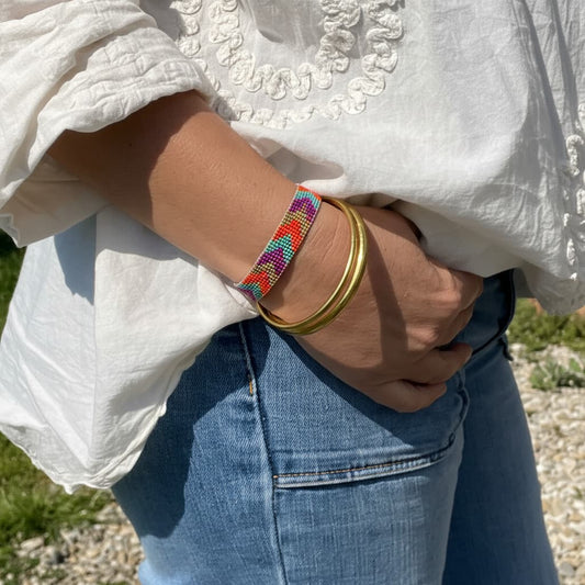 Bracelet Iori orange fuchsia turquoise porté par une femme - ATMY Bijoux