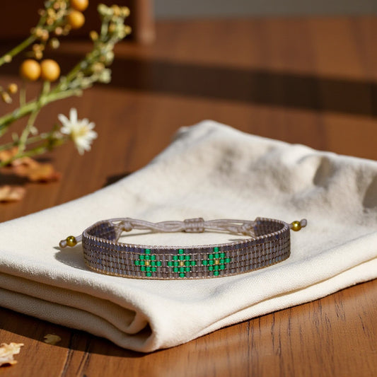 Bracelet Maé tissé main en perles Miyuki gris rustique, émeraude et doré