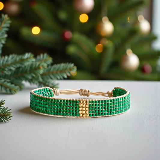 Bracelet en perles Miyuki vert émeraude avec bande dorée centrale, modèle Green, lien coulissant beige.