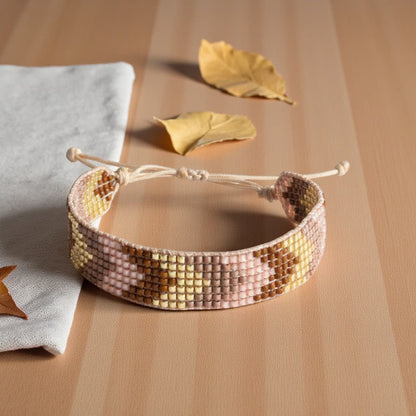 Bracelet en perles Miyuki Delica doré, cognac et mauve tissé à la main – modèle Iori, ATMY Bijoux.