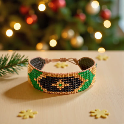 Photo d'un bracelet manchette Miyuki modèle Kemet tissé main. Le motif est composé de perles Doré, Vert Émeraude et Black Moss.
