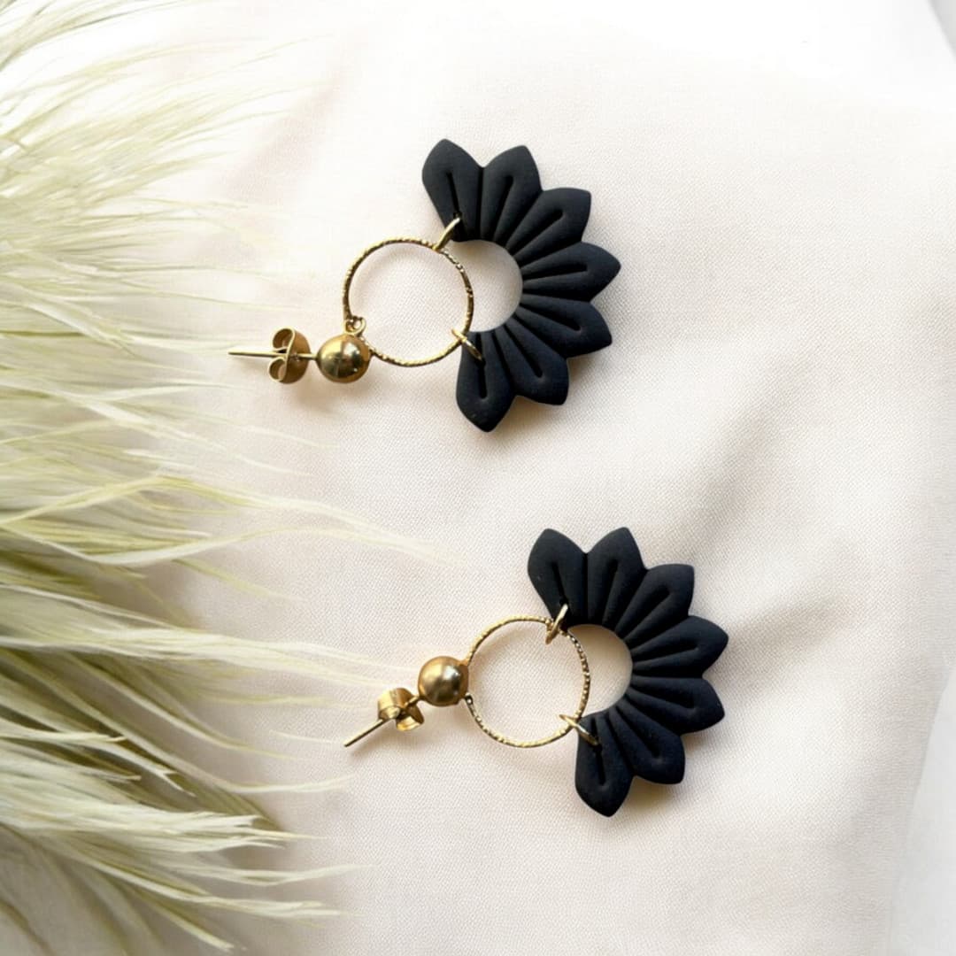 Paire de boucles d’oreilles en éventail sculpté, avec anneau martelé et fermoir doré