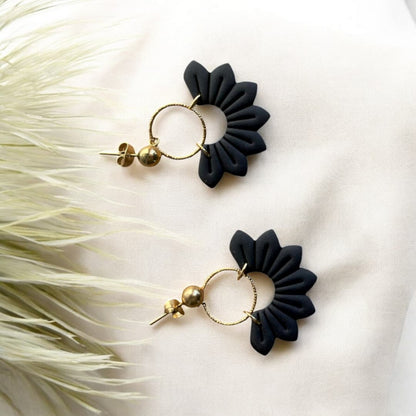 Paire de boucles d’oreilles en éventail sculpté, avec anneau martelé et fermoir doré