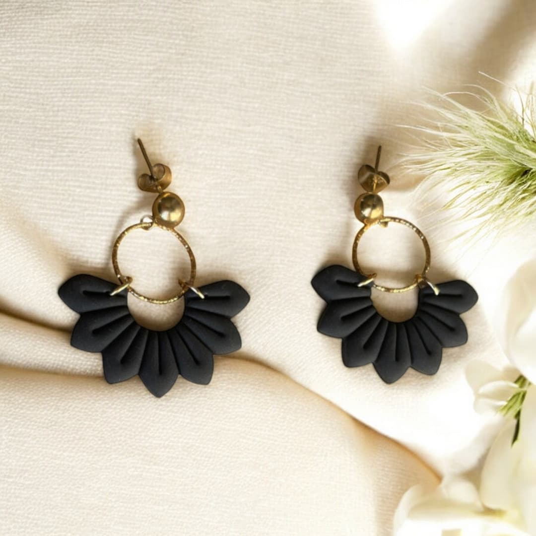 Paire de boucles d’oreilles en éventail sculpté, avec anneau martelé et fermoir doré