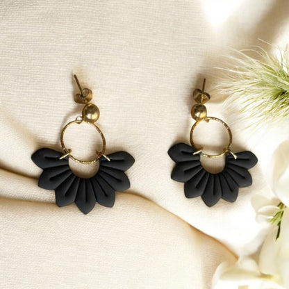 Paire de boucles d’oreilles en éventail sculpté, avec anneau martelé et fermoir doré