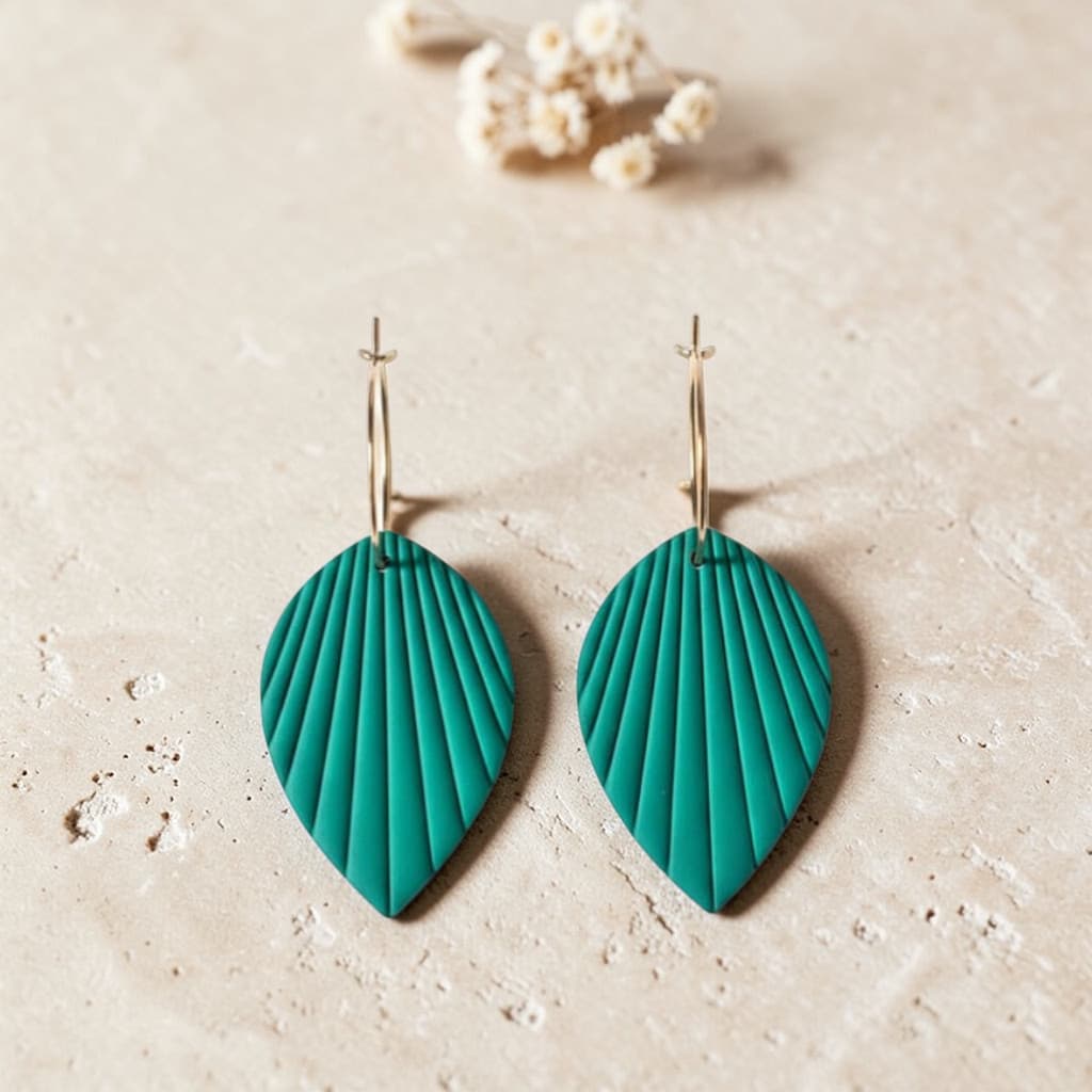 Flat lay boucles d'oreilles Eden façonnées à la main en Provence - ATMY Bijoux