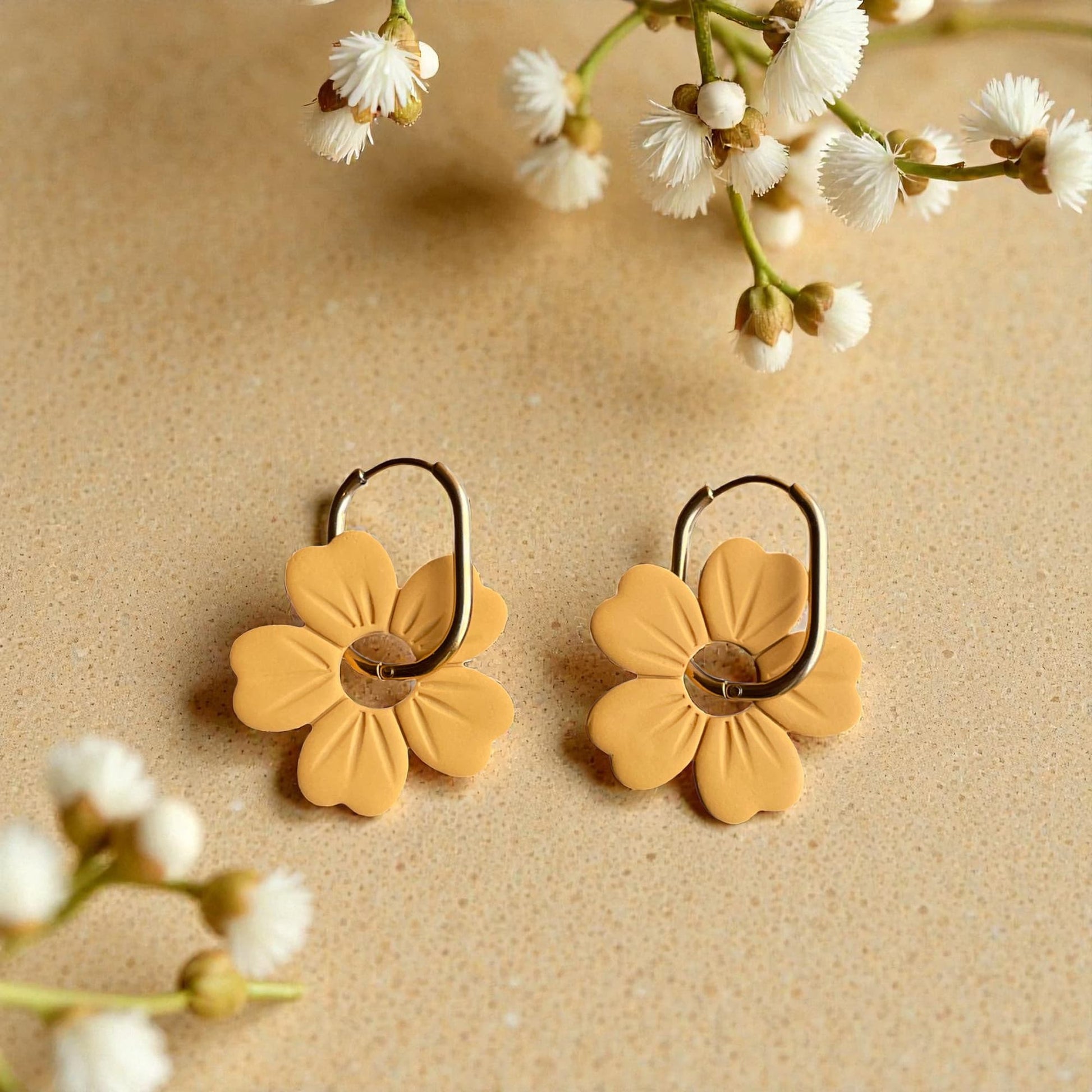 Boucles d'oreilles fleur en pate polymere moutarde