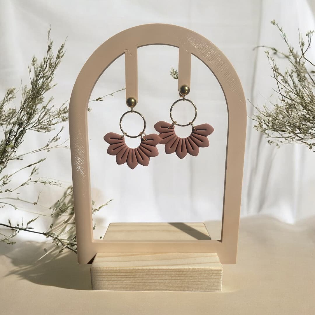 Paire de boucles d’oreilles en éventail sculpté, avec anneau martelé et fermoir doré