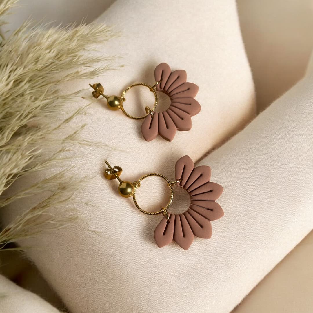 Paire de boucles d’oreilles en éventail sculpté, avec anneau martelé et fermoir doré