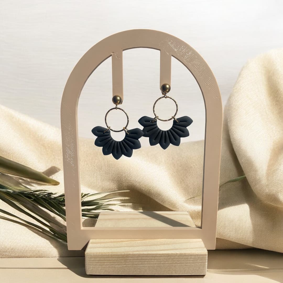 Paire de boucles d’oreilles en éventail sculpté, avec anneau martelé et fermoir doré
