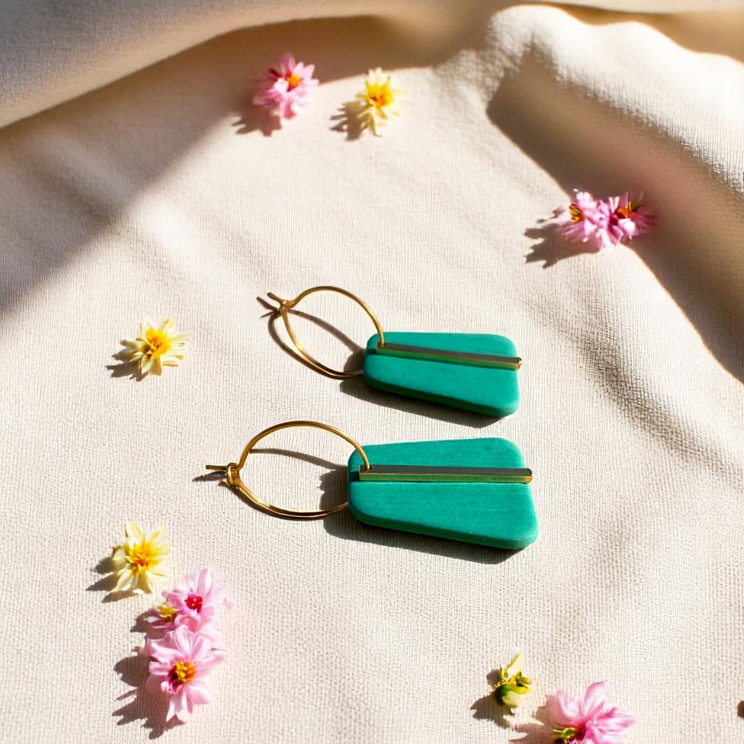 Boucles d’oreilles Lara – créoles dorées de 25 mm et pendentifs trapèze de 30 mm en pâte polymère.