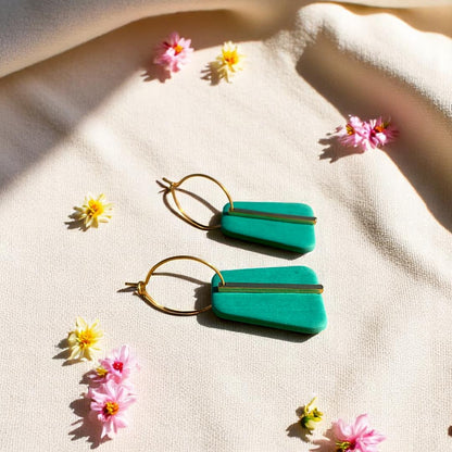 Boucles d’oreilles Lara – créoles dorées de 25 mm et pendentifs trapèze de 30 mm en pâte polymère.