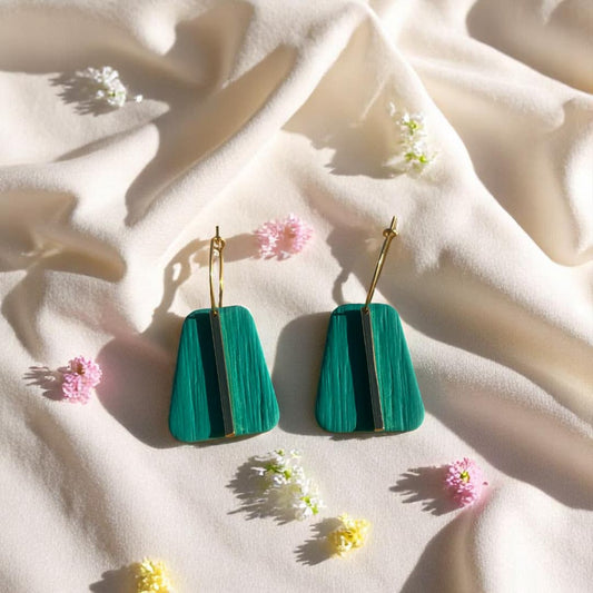 Boucles d’oreilles Lara – créoles dorées de 25 mm et pendentifs trapèze de 30 mm en pâte polymère.