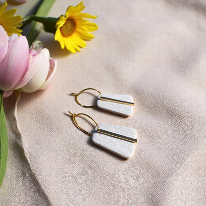 Boucles d’oreilles Lara – créoles dorées de 25 mm et pendentifs trapèze de 30 mm en pâte polymère.