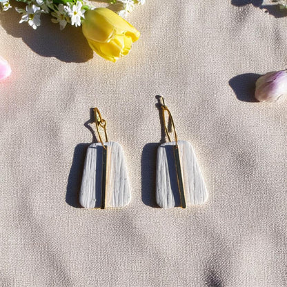 Boucles d’oreilles Lara – créoles dorées de 25 mm et pendentifs trapèze de 30 mm en pâte polymère.