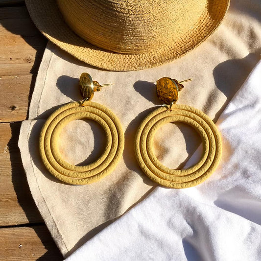 Boucles d’oreilles Adèle – créoles texturées en pâte polymère et puce dorée en acier inoxydable