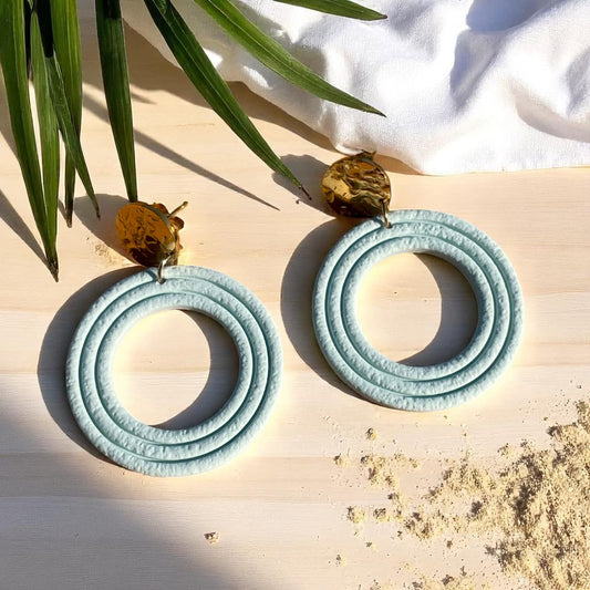 Boucles d’oreilles Adèle – créoles texturées en pâte polymère et puce dorée en acier inoxydable