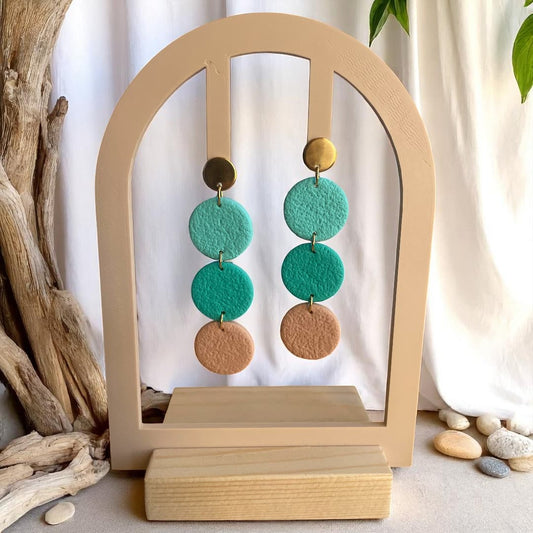 Boucles d’oreilles Zélie – tons Bahamas, Calypso et Sable chaud – création artisanale en pâte polymère