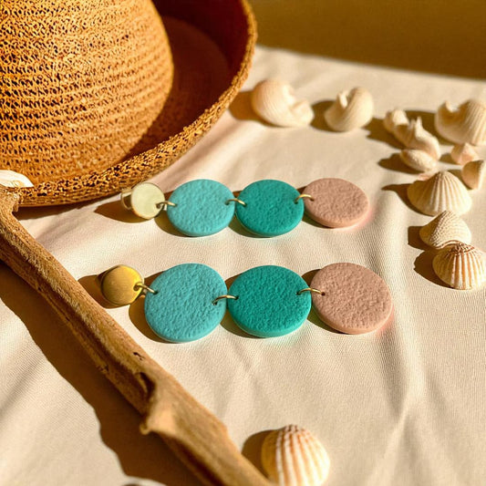 Boucles d’oreilles Zélie – tons Bahamas, Calypso et Sable chaud – création artisanale en pâte polymère