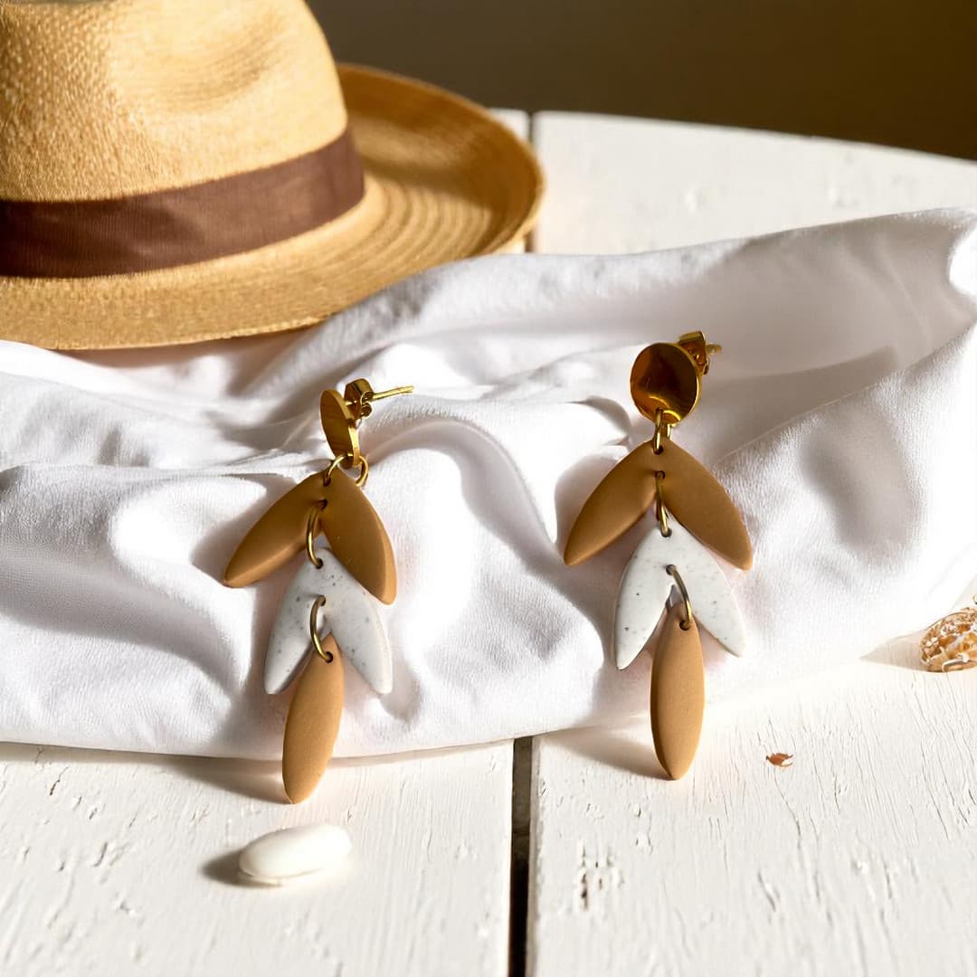 Boucles d’oreilles Calypso en pâte polymère coloris sable chaud et blanc granite