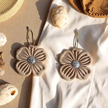 Boucles d’oreilles fleur couleur herbes sèches avec cœur pailleté champagne
