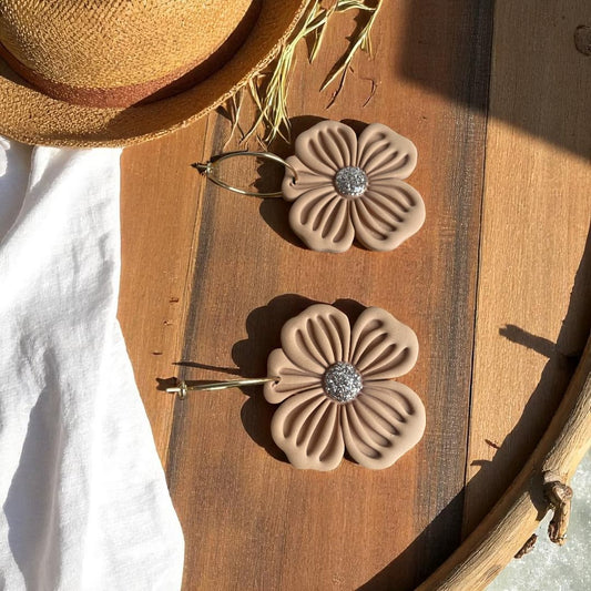 Boucles d’oreilles fleur couleur herbes sèches avec cœur pailleté champagne