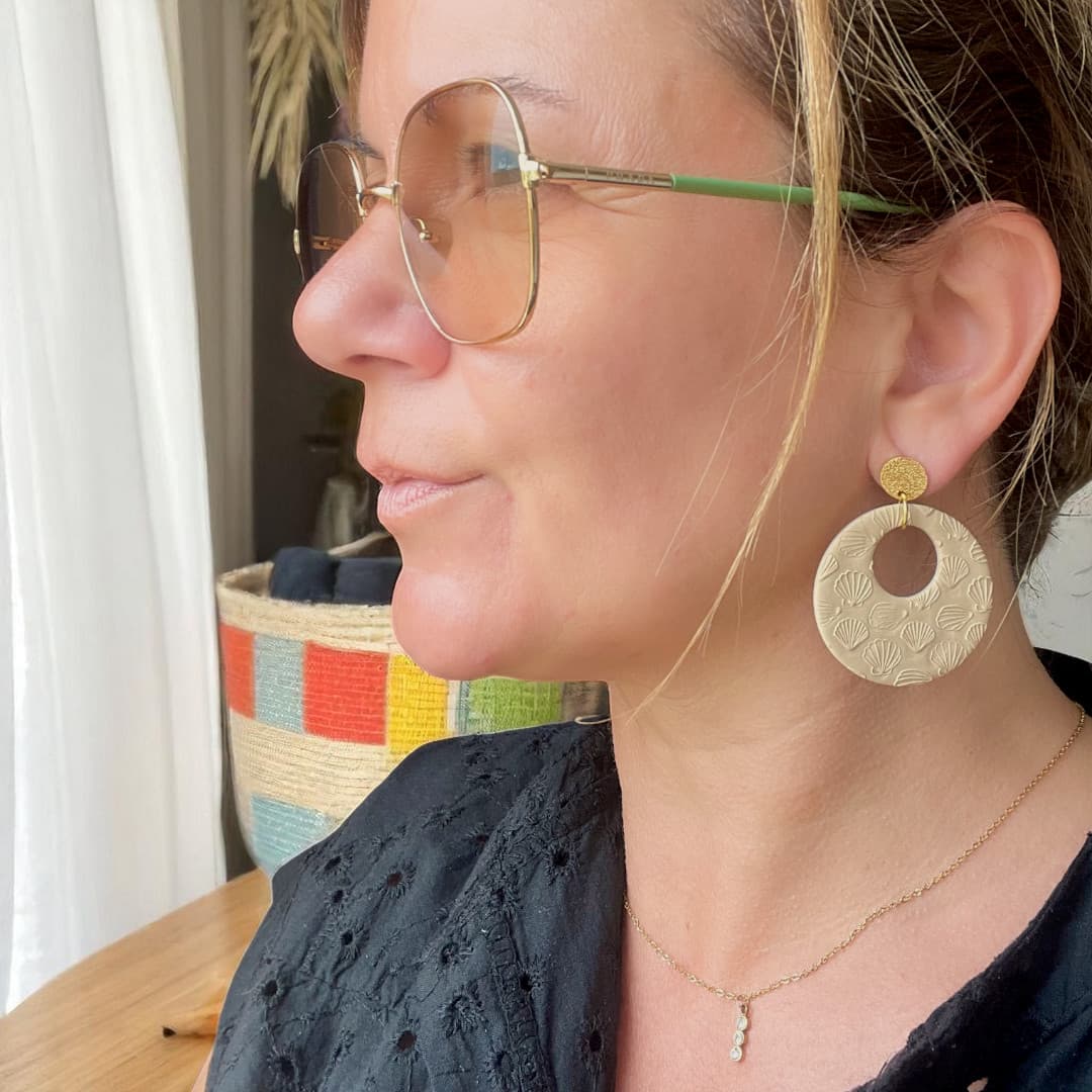Bijoux artisanaux coquillage en pâte polymère couleur latte clair