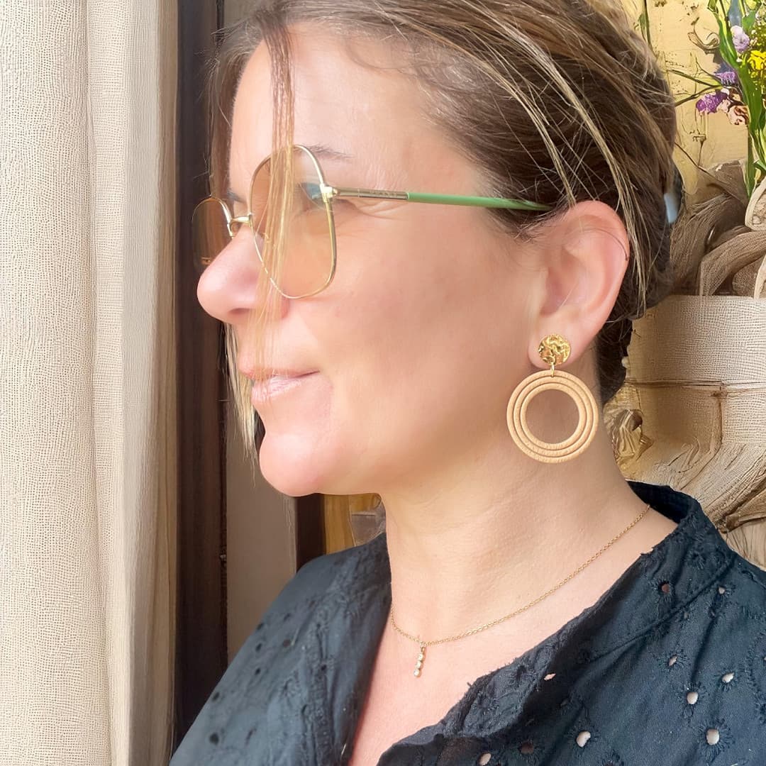 Boucles d’oreilles Adèle – créoles texturées en pâte polymère et puce dorée en acier inoxydable