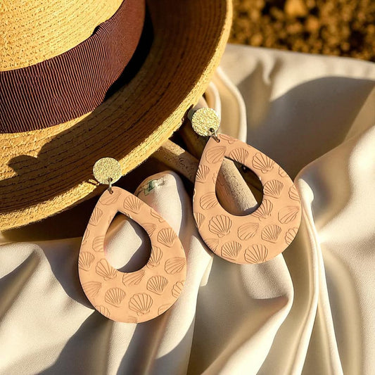 Boucles d’oreilles Alana en argile polymère sable avec motifs coquillage