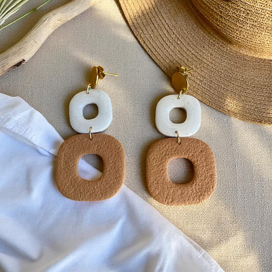 Boucles Yséa ATMY Bijoux en blanc granite brillant et sable mat, formes géométriques artisanales.