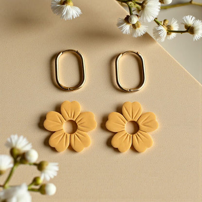 Boucles d'oreilles fleur en pate polymere moutarde