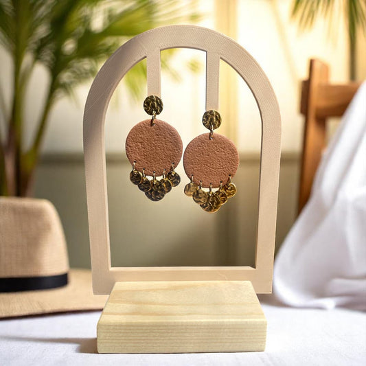 Boucles d’oreilles Sanaa en argile polymère marron cuir et acier inoxydable doré