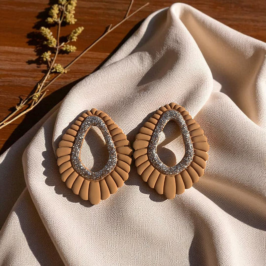Boucles d’oreilles Thalia en pâte polymère couleur herbe sèche avec paillettes champagne – bijou artisanal ATMY Bijoux