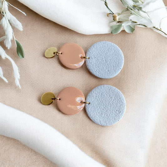 Boucles d’oreilles Aglaé en pâte polymère, couleurs sable et blanc granite, montées sur acier inoxydable doré.