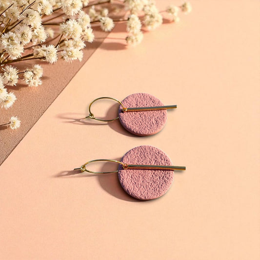 Boucles d’oreilles Gaïa en acier inoxydable doré avec pendentif rond texturé et barre contemporaine