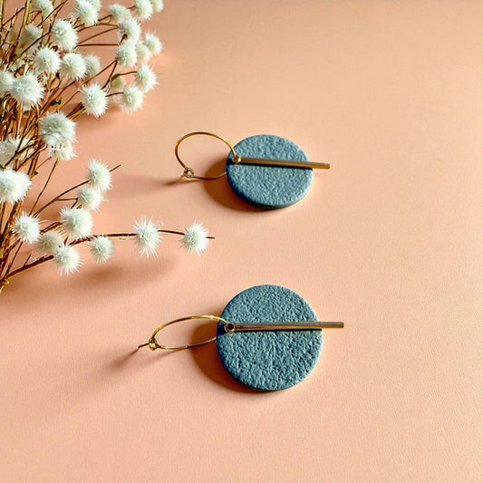 Boucles d’oreilles Gaïa en acier inoxydable doré avec pendentif rond texturé et barre contemporaine