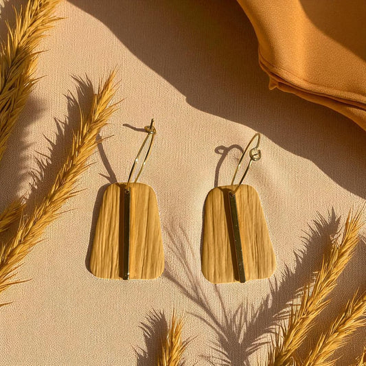 Boucles d’oreilles Lara – créoles dorées de 25 mm et pendentifs trapèze de 30 mm en pâte polymère couleur moutarde.